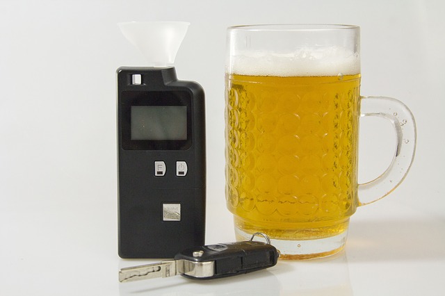 alkomat-piwo-kufel-kluczyki urządzenie do pomiaru zawartości alkoholu w wydychanym powietrzu