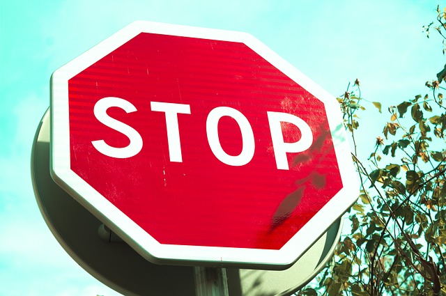 stop znak drogowy