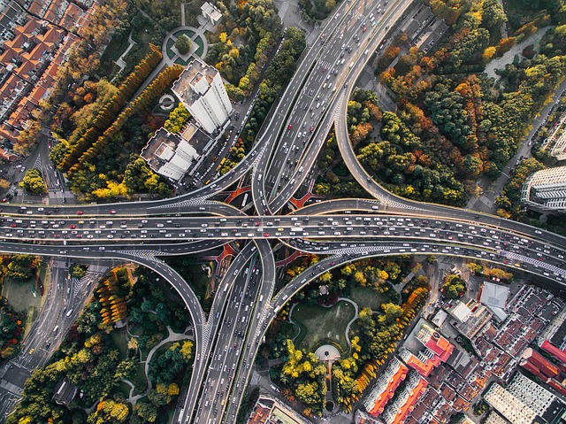 wezel-drogowy-samochody-autostrada węzeł drogowy z lotu ptaka